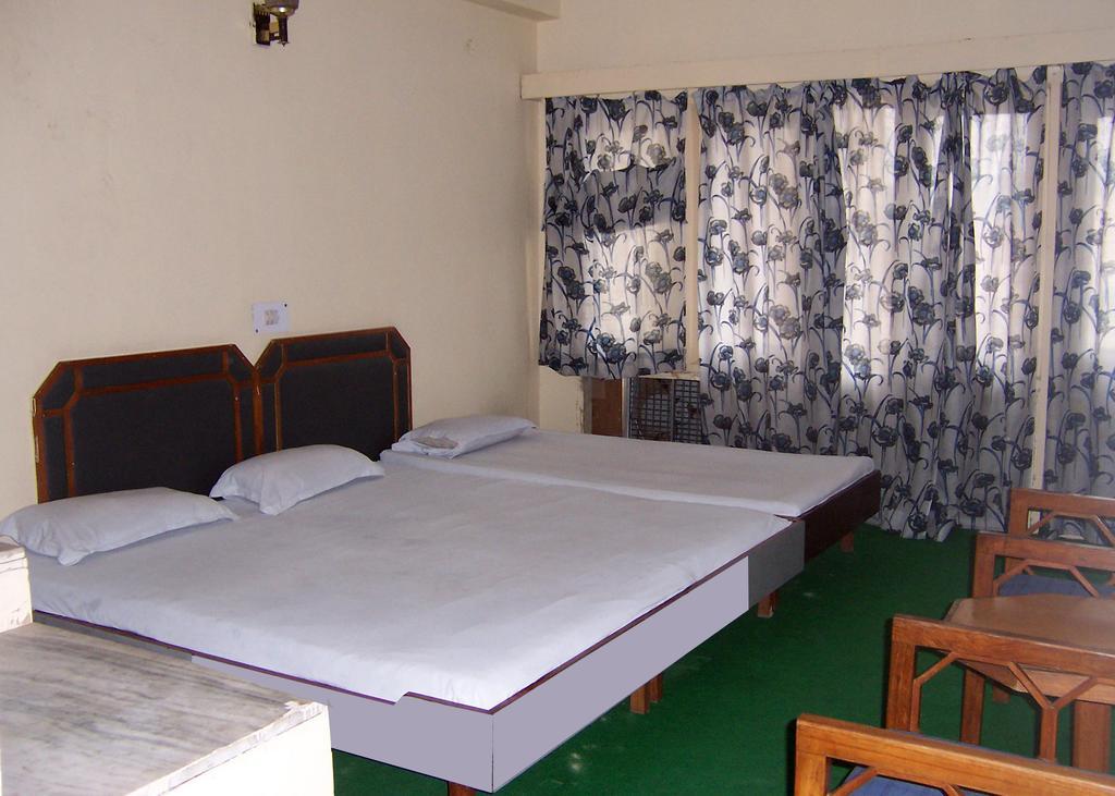 Hotel Mansarover International Haridwār Kamer foto