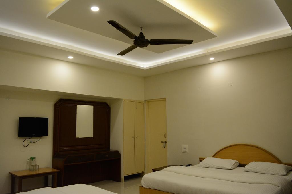Hotel Mansarover International Haridwār Kamer foto