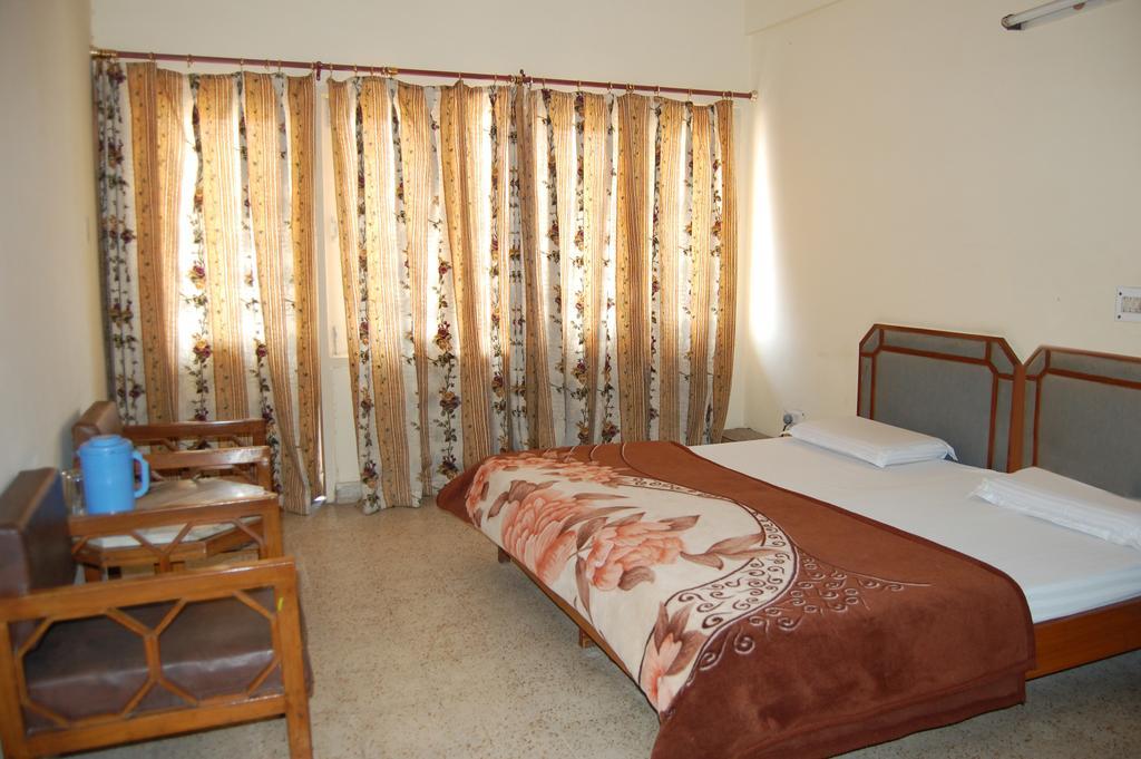 Hotel Mansarover International Haridwār Kamer foto